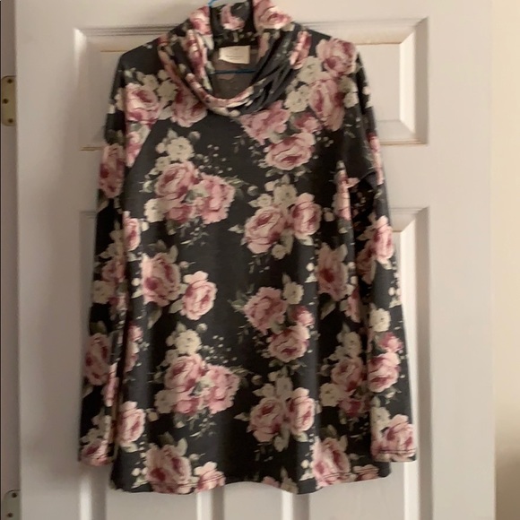 Hyped Unicorn Tops - Crowl neck Tunic shorter than a tunic. Oversized